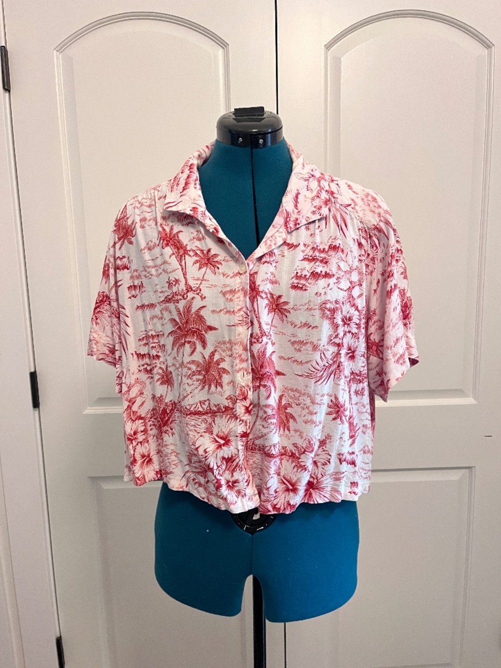 The GREAT - Red and White "The Cruise" Hawaiian Patterned Cropped Shirt - Size 0